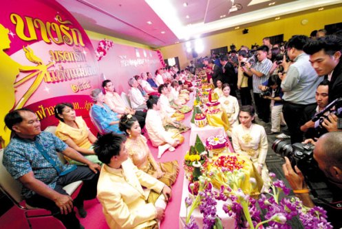 บสก.เขตบางรัก จัดงานยิ่งใหญ่แจกคอนโดฯ ทะเบียนสมรสทองคำ
