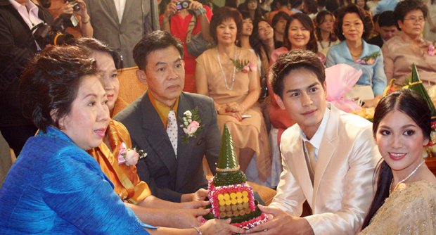 น้ำ ระพีพัฒน์หอบขันหมากหลายล้านขอสาวดัชชี่รุ่นน้องแต่งงาน มินตรา ชนิศา เหลี่ยวไชยพันธุ์ 
