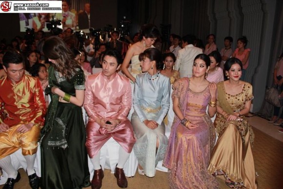 บรรยากาศแสนโรแมนติก งานหมั้นเจสัน ยัง