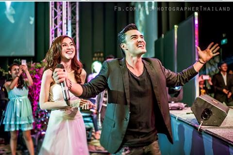 ธีมงานร็อคแอนด์โรล ฮาเฮ สนุกสนาน 