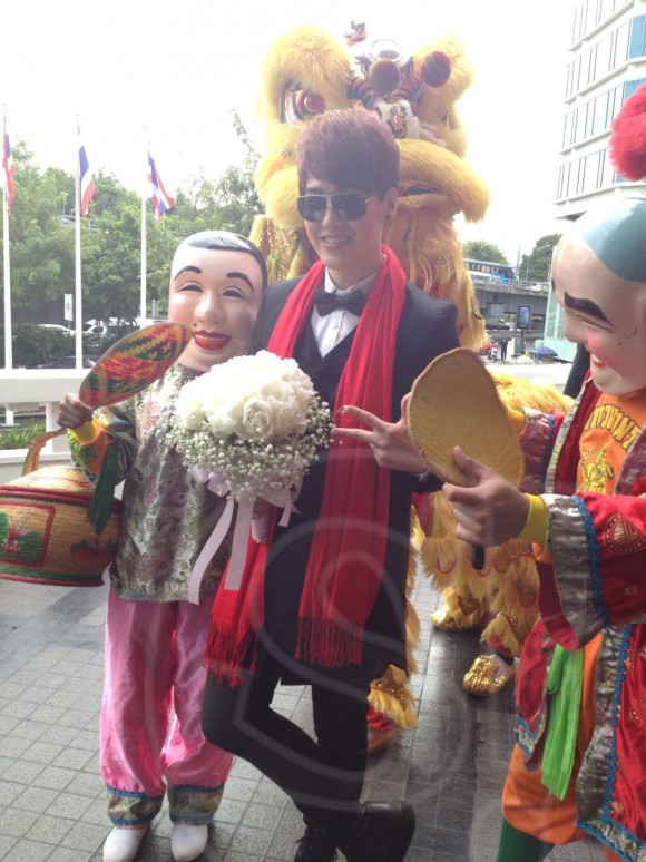 โด่ง เอเอฟ หมั้น ออม ภัสสร  พิธีกรรายการทรู