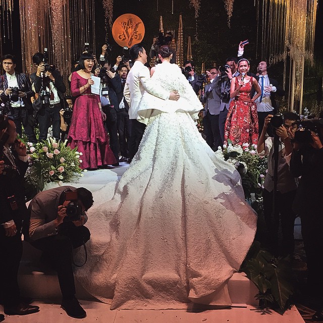 ชุดเจ้าสาวชมพู่