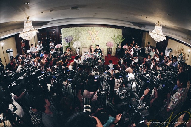ชมพู่ให้สัมภาษณ์สื่อมวลชน 
