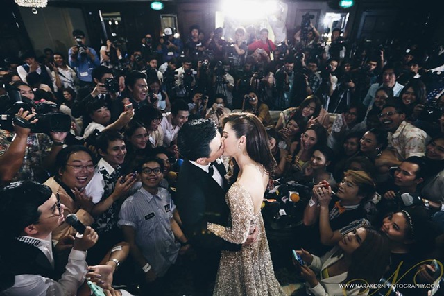 ชมพู่ น๊อต โชว์จูบหวาน