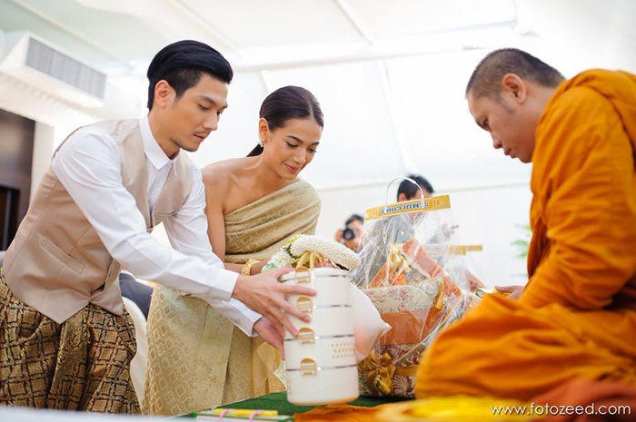 นุ่น ศิรพันธ์  ท็อป พิพัฒน์ ทำบุญตักบาตรงานเช้า