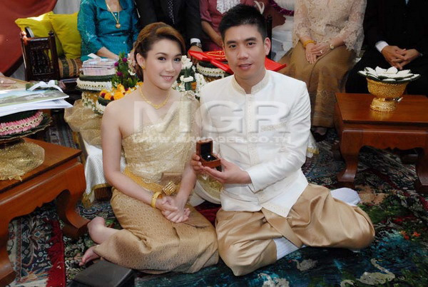 แบงค์ หมั้น นิน่า