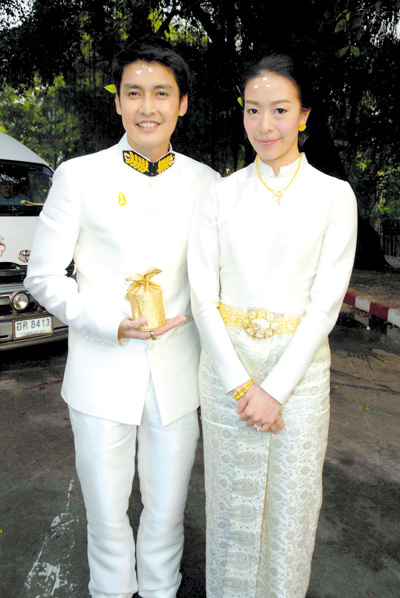  ''เขตต์-แนท'' สุดปลาบปลื้มรับพระราชทานน้ำสังข์