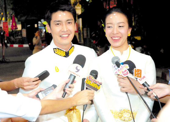  ''เขตต์-แนท'' สุดปลาบปลื้มรับพระราชทานน้ำสังข์
