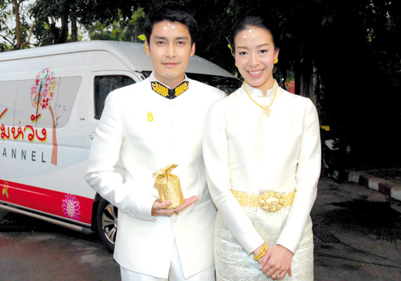  ''เขตต์-แนท'' สุดปลาบปลื้มรับพระราชทานน้ำสังข์