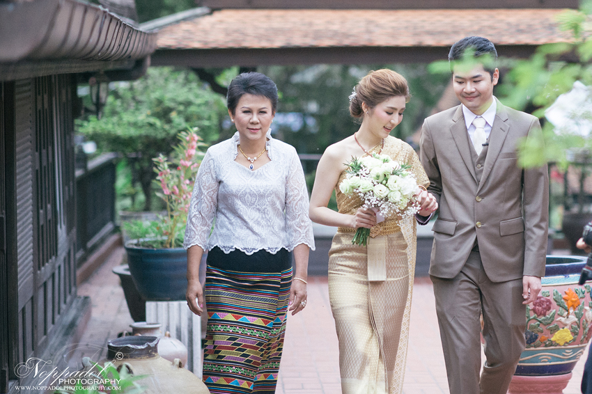  งานแต่งงานบ้านคึกฤทธิ์ พิธีหมั้นเรือนไทย แต่งงานในสวน   อัลบั้มรูปงานแต่งงาน ณ บ้าน มรว. คึกฤทธิ์ ปราโมช    พิธีหมั้นในเรือนไทย งานแต่งงานต่อเนื่องในสวน 