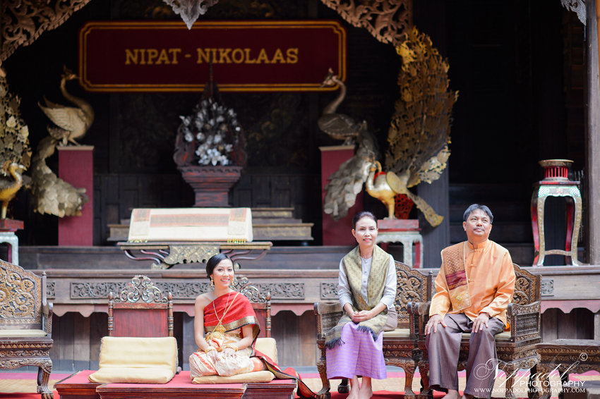 รับถ่ายภาพแต่งงาน ถ่ายวีดีโองานแต่งงาน ศูนย์วัฒนธรรม บ้านม่อนฝ้าย เชียงใหม่ งานแต่งงานแบบ ล้านนา ซึ่งกำลังเป็นที่นิยมของทั้งชาวต่างประเทศ และชาวไทย ซึ่งได้เห็นความสำคัญของ ประเพณีล้านนา ที่งดงามและควรค่าแก่การอนุรักษ์ เราบริการถ่ายภาพบรรยากาศงานแต่งงาน ถ่ายวีดีโอ บรรยากาศงานแต่งงาน โดยช่างภาพและทีมงานมืออาชีพ ม่อนฝ้าย เชียงใหม่ ช่างภาพเชียงใหม่ หาช่างภาพเชียงใหม่ รับถ่ายภาพแต่งงาน ถ่ายวีดีโองานแต่งงาน ศูนย์วัฒนธรรม บ้านม่อนฝ้าย เชียงใหม่ งานแต่งงานแบบ ล้านนา ซึ่งกำลังเป็นที่นิยมของทั้งชาวต่างประเทศ และชาวไทย ซึ่งได้เห็นความสำคัญของ ประเพณีล้านนา ที่งดงามและควรค่าแก่การอนุรักษ์ เราบริการถ่ายภาพบรรยากาศงานแต่งงาน ถ่ายวีดีโอ บรรยากาศงานแต่งงาน โดยช่างภาพและทีมงานมืออาชีพ ม่อนฝ้าย เชียงใหม่ ช่างภาพเชียงใหม่ หาช่างภาพเชียงใหม่