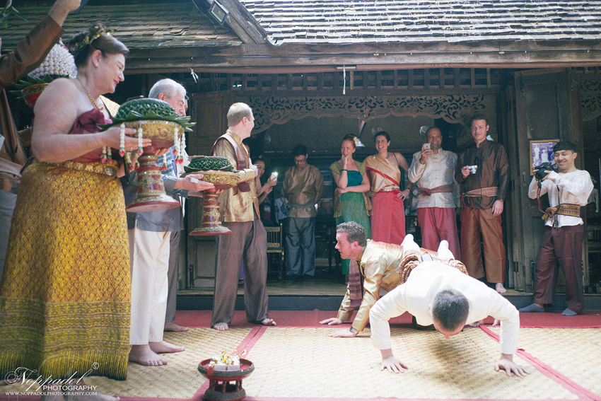 รับถ่ายภาพแต่งงาน ถ่ายวีดีโองานแต่งงาน ศูนย์วัฒนธรรม บ้านม่อนฝ้าย เชียงใหม่ งานแต่งงานแบบ ล้านนา ซึ่งกำลังเป็นที่นิยมของทั้งชาวต่างประเทศ และชาวไทย ซึ่งได้เห็นความสำคัญของ ประเพณีล้านนา ที่งดงามและควรค่าแก่การอนุรักษ์ เราบริการถ่ายภาพบรรยากาศงานแต่งงาน ถ่ายวีดีโอ บรรยากาศงานแต่งงาน โดยช่างภาพและทีมงานมืออาชีพ ม่อนฝ้าย เชียงใหม่ ช่างภาพเชียงใหม่ หาช่างภาพเชียงใหม่ 