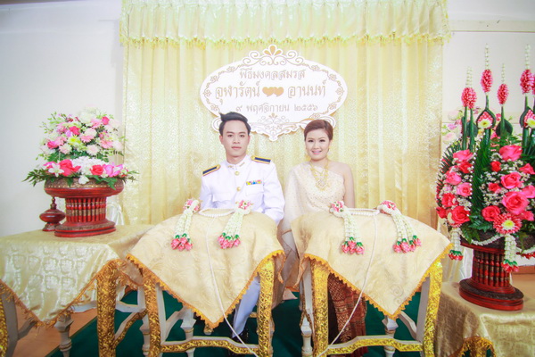 ผ้าฉาก        ป้ายตัวหนังสือ        โต๊ะเก้าอี้พิธีพร้อมผ้าคลุม         ชุดบายศรีทั้งชุด ประกอบด้วย พานบายศรี  			1 	พาน ขันใส่เงิน		 	2	ขัน พวงมาลัยบ่าว-สาว 		1	คู่ พุ่มดอกไม้ประดับข้าง	2	พุ่ม พานด้ายผูกข้อมือ		1	พาน แป้งเจิมหน้าผาก		1	ตลับ มงคลแฝดสวมศรีษะ	1 	คู่ ด้ายจูง 			1	 เส้น กลีบกุหลายโรยเตียง	