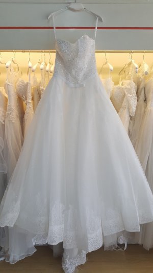 ร้าน เมโมรี่ สตูดิโอ เวดดิ้ง เชียงราย - New wedding dress สนใจชุดไหน แวะมาดูก่อนนะค่ะ