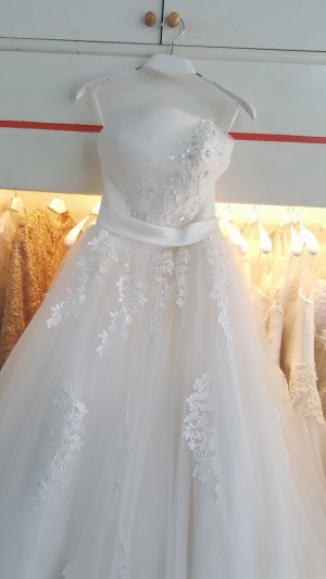 ร้าน เมโมรี่ สตูดิโอ เวดดิ้ง เชียงราย - New wedding dress สนใจชุดไหน แวะมาดูก่อนนะค่ะ