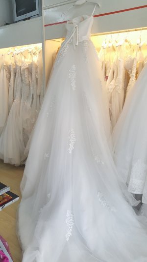 ร้าน เมโมรี่ สตูดิโอ เวดดิ้ง เชียงราย - New wedding dress สนใจชุดไหน แวะมาดูก่อนนะค่ะ