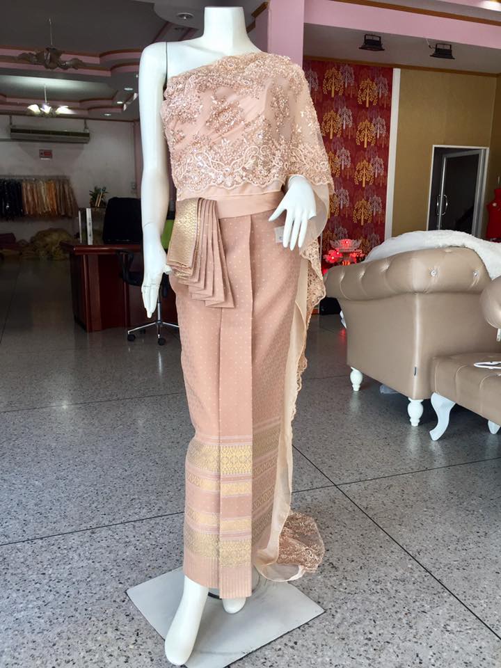 ร้านขวัญวิวาห์ บริการให้เช่า-ตัด ชุดไทย ชุดสูท ชุดแต่งงาน สำหรับคู่บ่าว-สาว แบบใหม่ๆ เพียบ! , เวดดิ้ง สตูดิโอ ร้อยเอ็ด