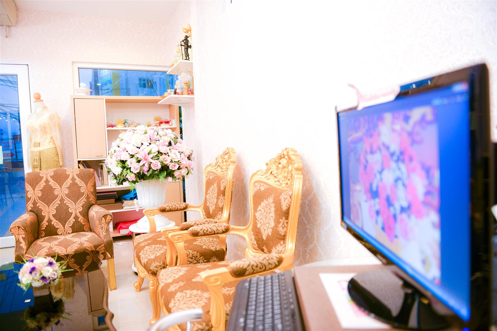 Truely Love Wedding Studio@sai4square สาย 4 สแควร์ - Sai 4 Square,ทรูลี่เลิฟสาย4สแควร์ เวดดิ้ง นครปฐม , สตูดิโอแต่งงาน นครปฐม , ให้เช่าชุดแต่งงาน นครปฐม , แต่งหน้าทำผมเจ้าสาว พุทธมณฑลสาย 4