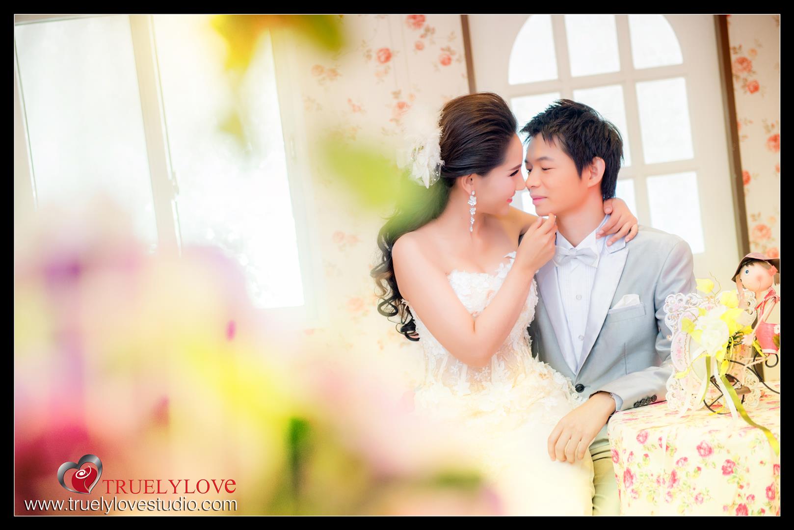  บริการ ถ่ายภาพพรีเวดดิ้ง /แต่งหน้า/ทำผม /เช่าชุดแต่งงาน/ชุดไทย/ชุดหมั้น/ชุดสูท/จัดงานแต่งแบบครบวงจร/  เช่าอุปกรณ์งานแต่งงาน/ช่างภาพแต่งงาน  Truelylove Wedding Studio @ 4 Square -ทรูลี่เลิฟ เวดดิ้ง สตูดิโอ สาย4 สแควร์  เฟสบุ๊ค : https://www.facebook.com/truelylove.weddingstudio แฟนเพจ : https://www.facebook.com/truelylovestudio เว็บไซต์ : http://www.truelylovestudio.com/ อีเมล์: truelylove-studio@hotmail.com  สอบถามแพ็คเกจถ่ายภาพแต่งงาน ได้เลยค่ะ  โทร.02-404-2983 , 089-517-0848