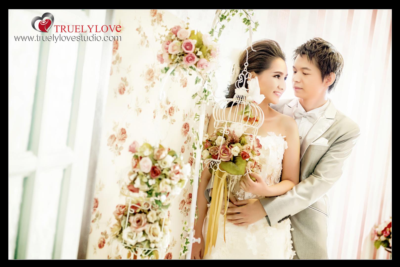  บริการ ถ่ายภาพพรีเวดดิ้ง /แต่งหน้า/ทำผม /เช่าชุดแต่งงาน/ชุดไทย/ชุดหมั้น/ชุดสูท/จัดงานแต่งแบบครบวงจร/  เช่าอุปกรณ์งานแต่งงาน/ช่างภาพแต่งงาน  Truelylove Wedding Studio @ 4 Square -ทรูลี่เลิฟ เวดดิ้ง สตูดิโอ สาย4 สแควร์  เฟสบุ๊ค : https://www.facebook.com/truelylove.weddingstudio แฟนเพจ : https://www.facebook.com/truelylovestudio เว็บไซต์ : http://www.truelylovestudio.com/ อีเมล์: truelylove-studio@hotmail.com  สอบถามแพ็คเกจถ่ายภาพแต่งงาน ได้เลยค่ะ  โทร.02-404-2983 , 089-517-0848