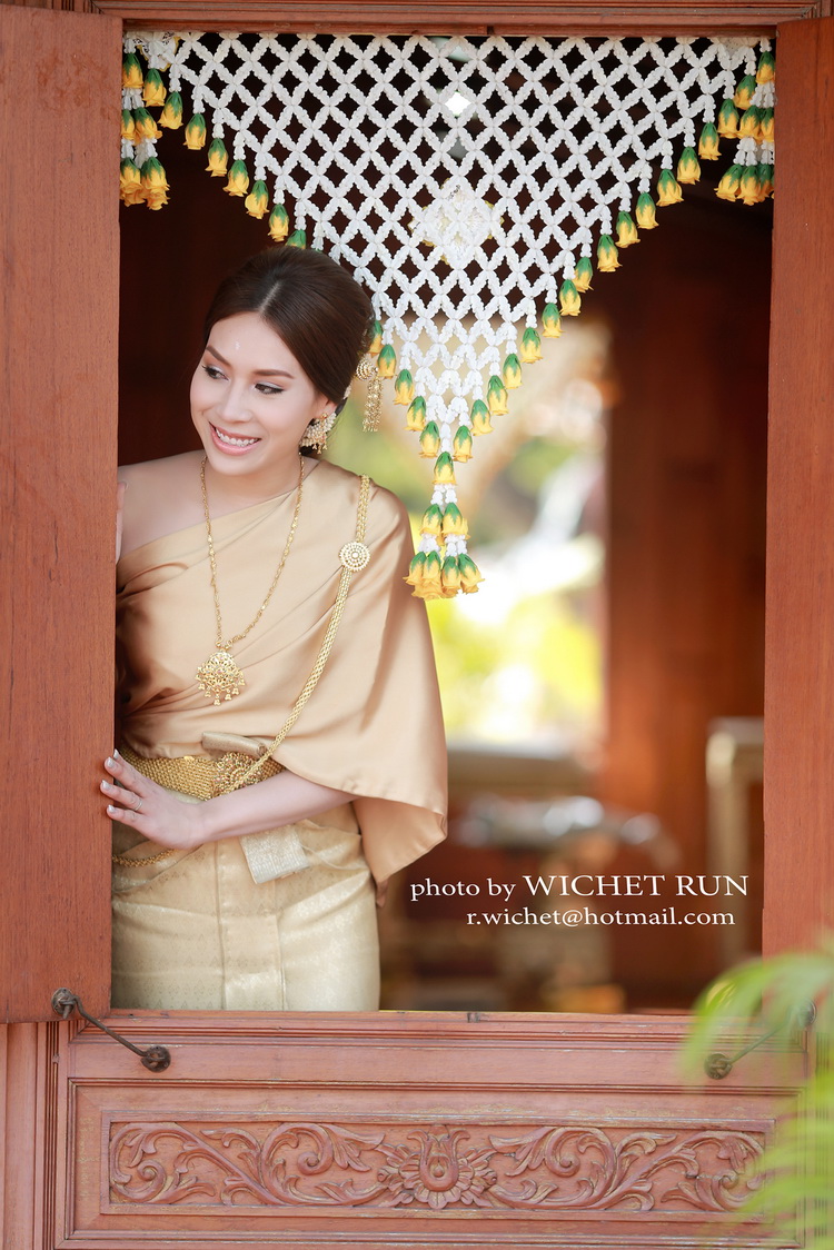 ชุดไทย ถ่ายภาพนิ่งวันงาน , ประเพณีการแต่งงานแบบไทย , สถานที่แต่งงานเรือนไทย